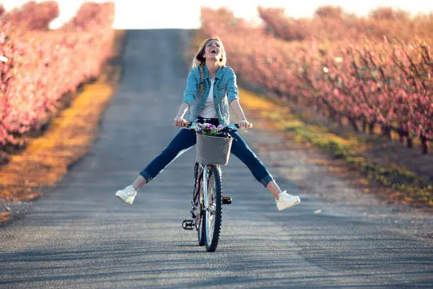 astenia primaveral mujer haciendo deporte en primavera
